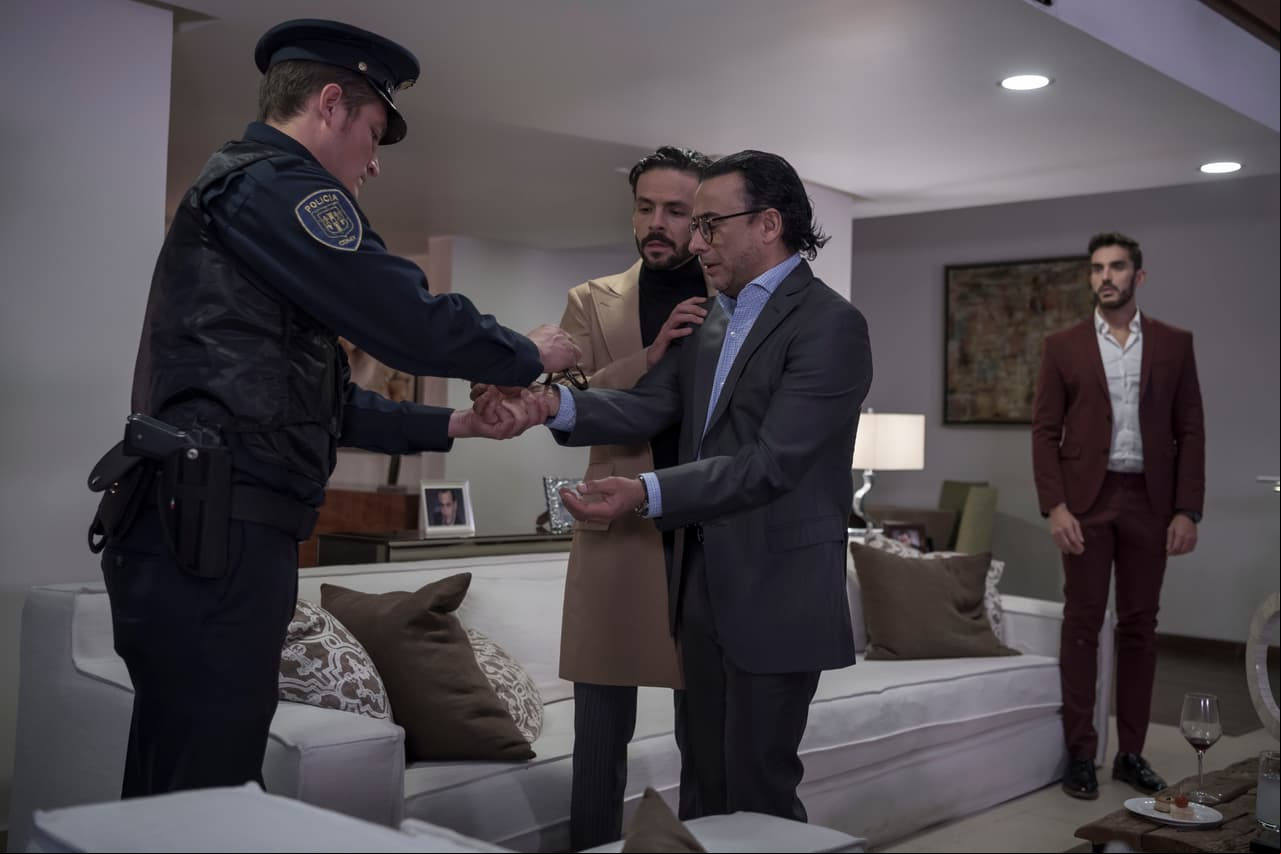 La policía llega y Roberto decide ser el abogado de Alberto.