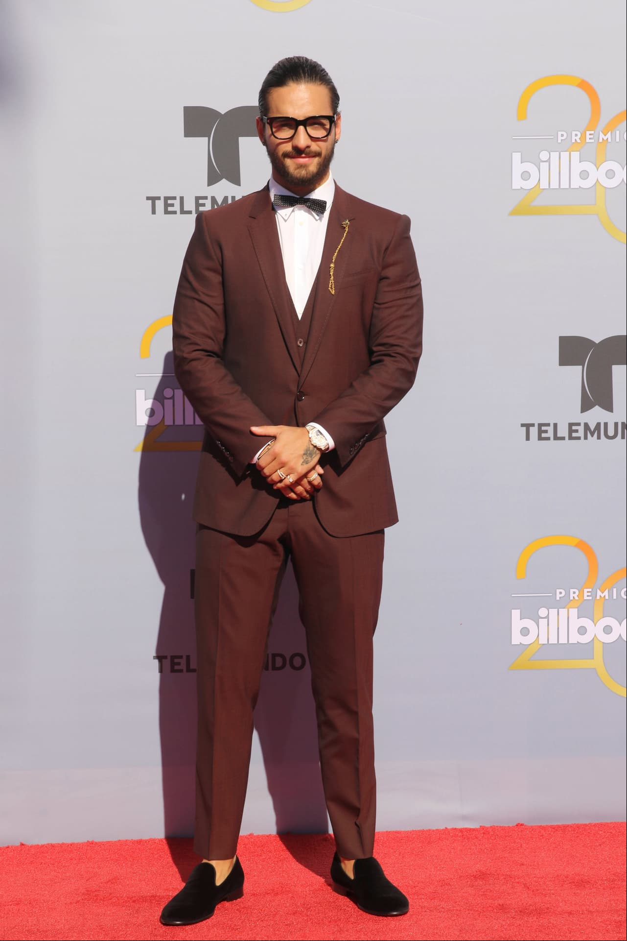 Maluma fue uno de los galanes más avocionados de la noche, al portar un atuendo impecable.