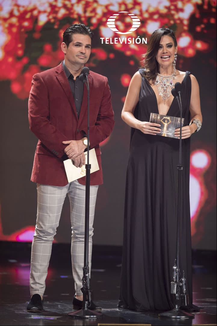 Ferdinando Valencia se arriesgo al no llevar un traje clásico y jugar con la combinación de colores, mientras que Luz Elena González se fue a la segura con un vestido negro.