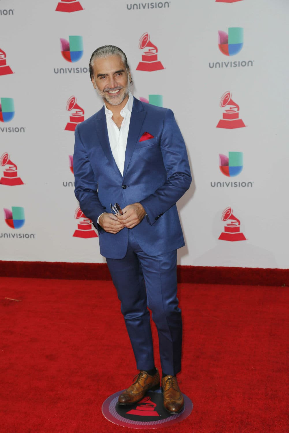 Pese a ser todo un galán, Alejandro Fernández no logró ser de los mejores vestidos y es que prefirió un atuendo más casual.