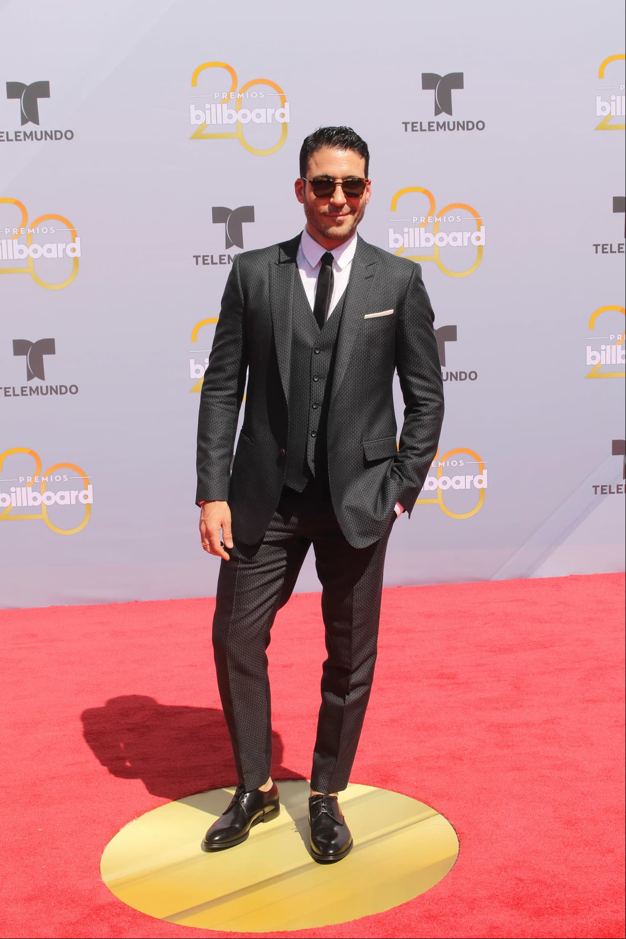 Miguel Ángel Silvestre dio clase de elegancia en la alfombra roja, donde se coronó como el mejor vestido.