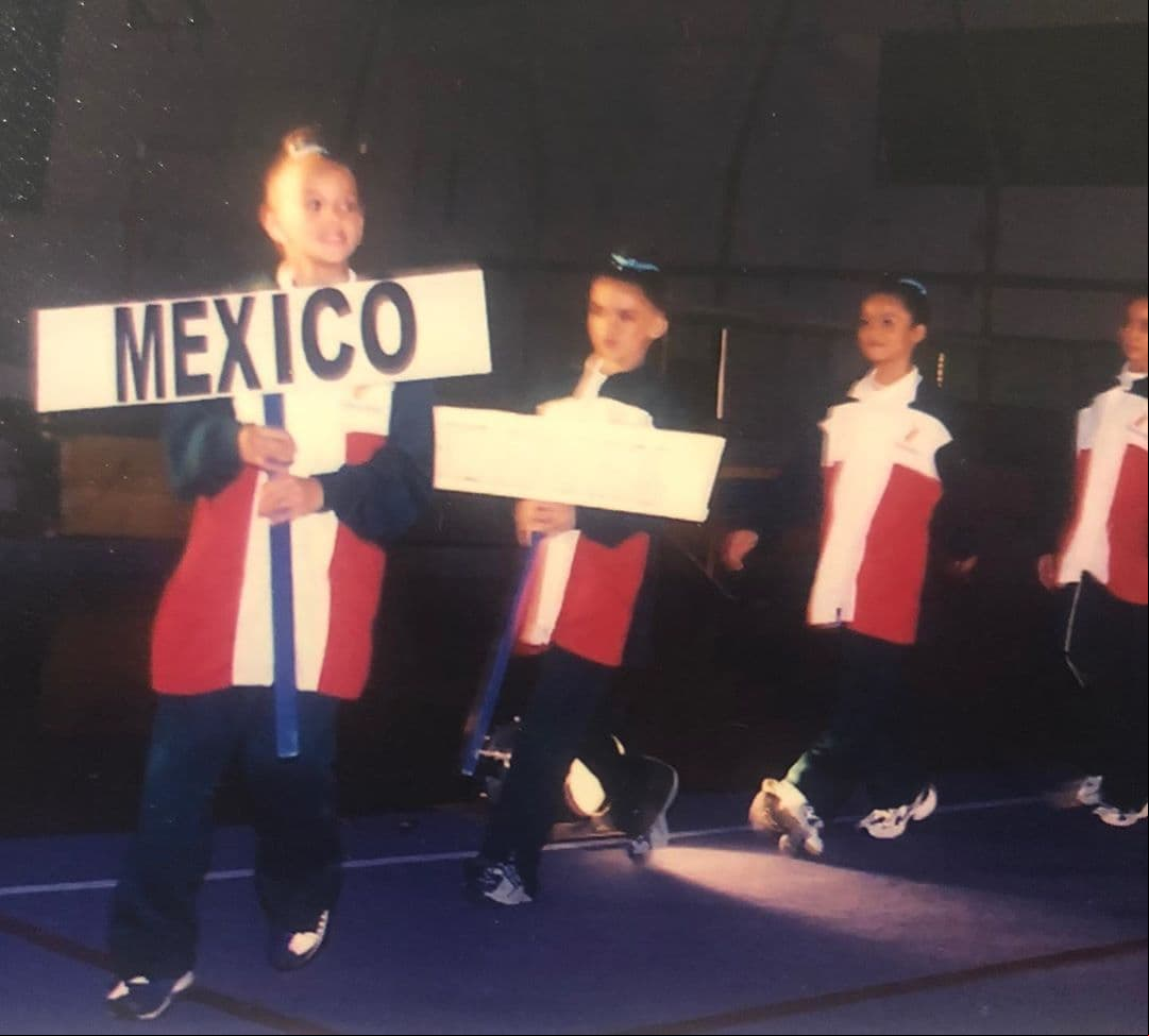 Precisamente, en esta imagen se puede apreciar a Paulina sosteniendo una pancarta con el nombre de México, en lo que podría ser una competencia internacional en el extranjero.