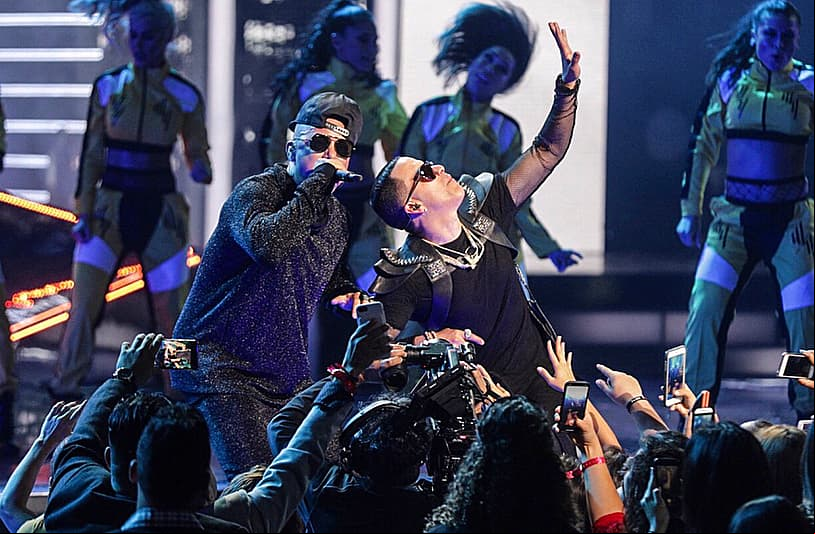 La música urbana marcó la tendencia musical de la noche con Wisin y Yandel