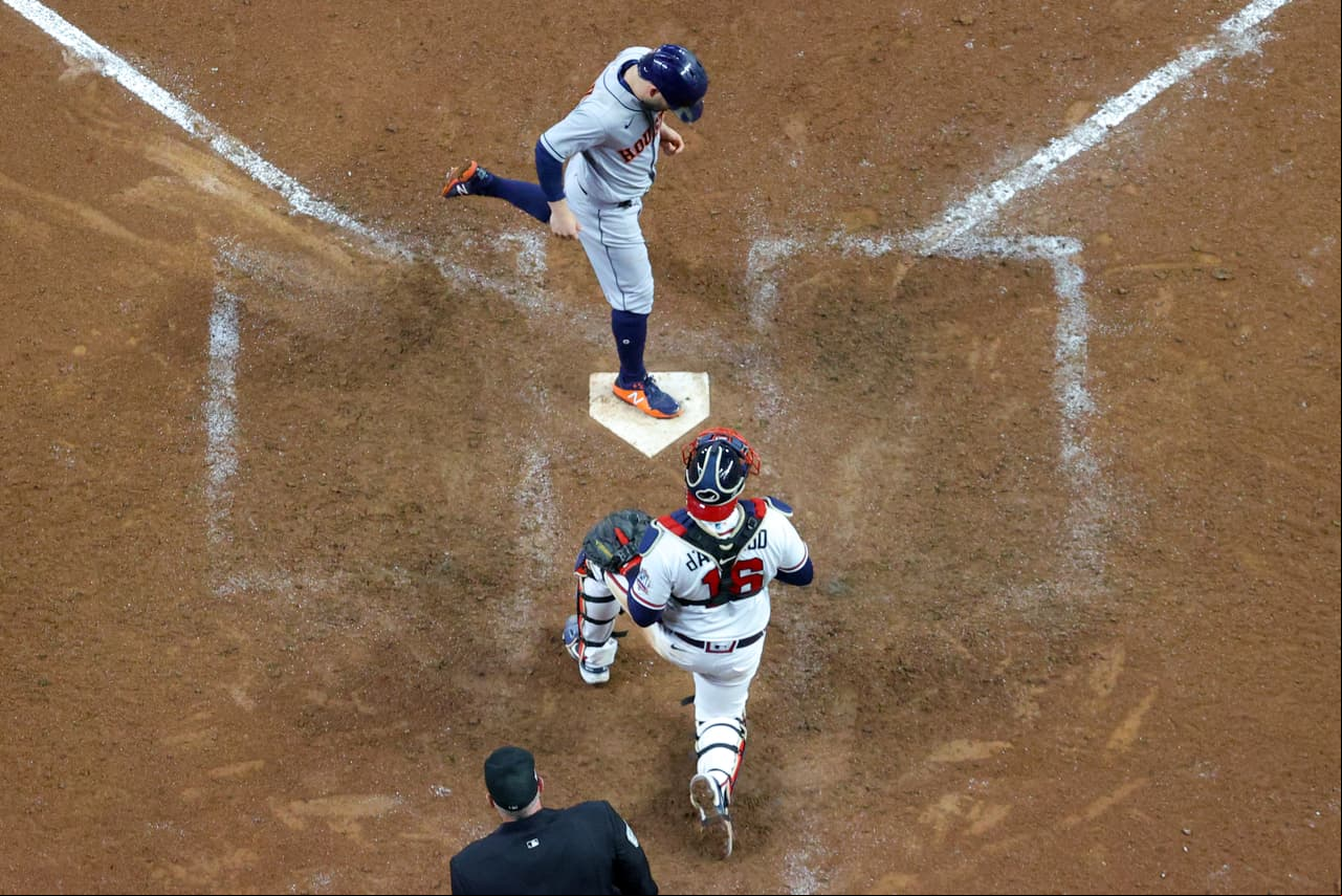 Los Astros lograron una remontada para ganar el quinto juego de la Serie Mundial con lo que evitaron que Atlanta se coronara ante su gente.
