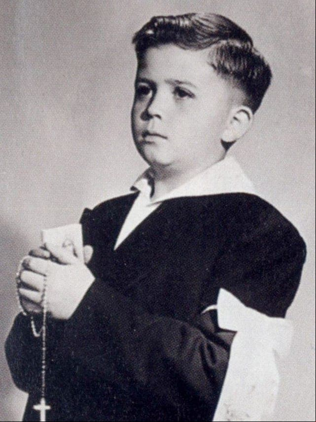Xavier López Rodríguez nació el 17 de febrero de 1935 en Chicago, Illinois, Estados Unidos. Tiene dos hermanas menores y es hijo de José Luis López Barba y Eulalia Rodríguez.