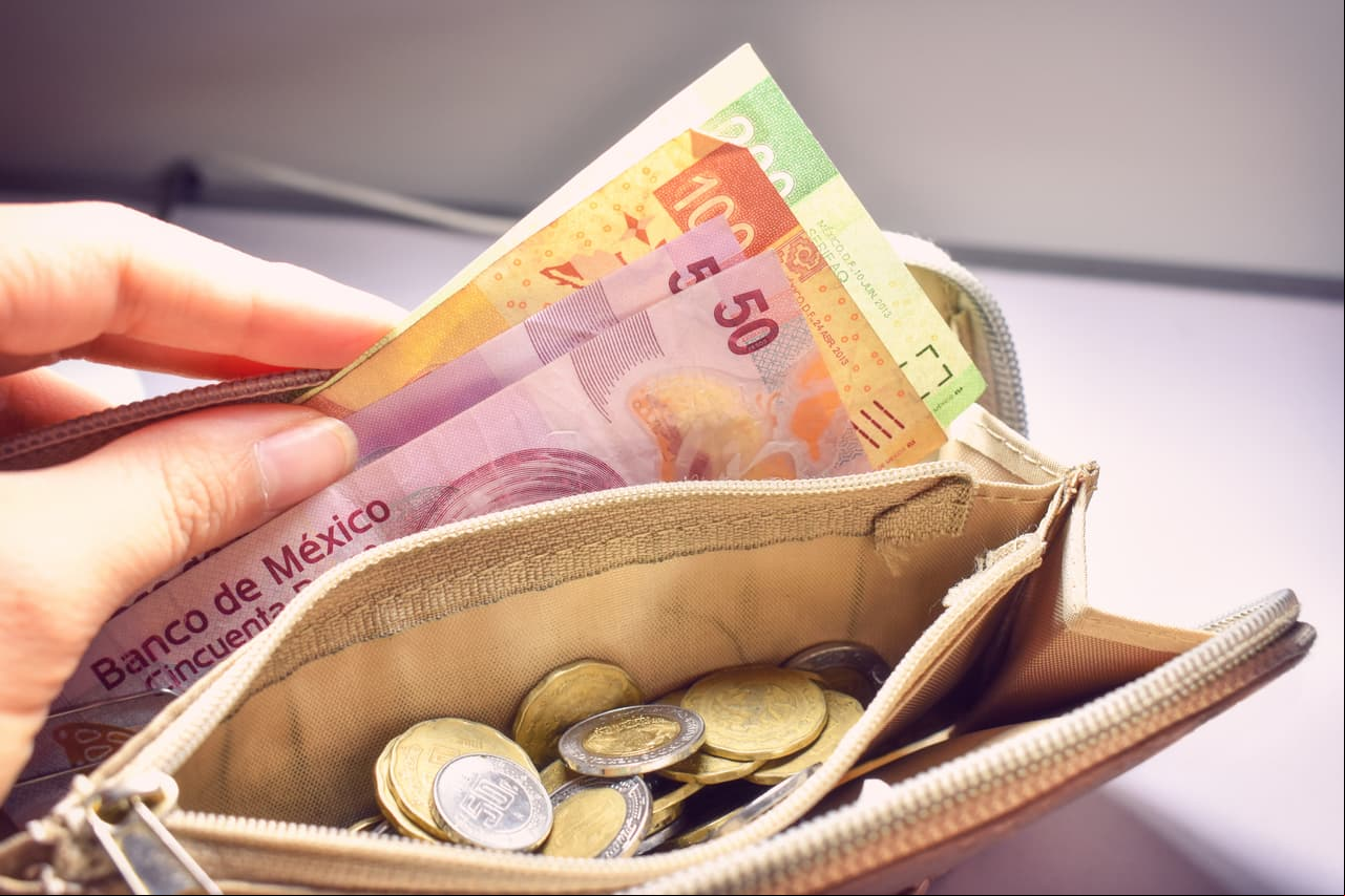 Mujer pierde tupper con 6 mil pesos en metro de CDMX y ¡lo recupera!