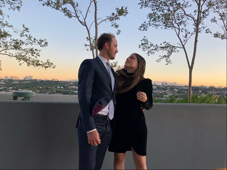 Por su parte, la intérprete escribió en su cuenta de Instagram cómo la fue enamorando Francisco.