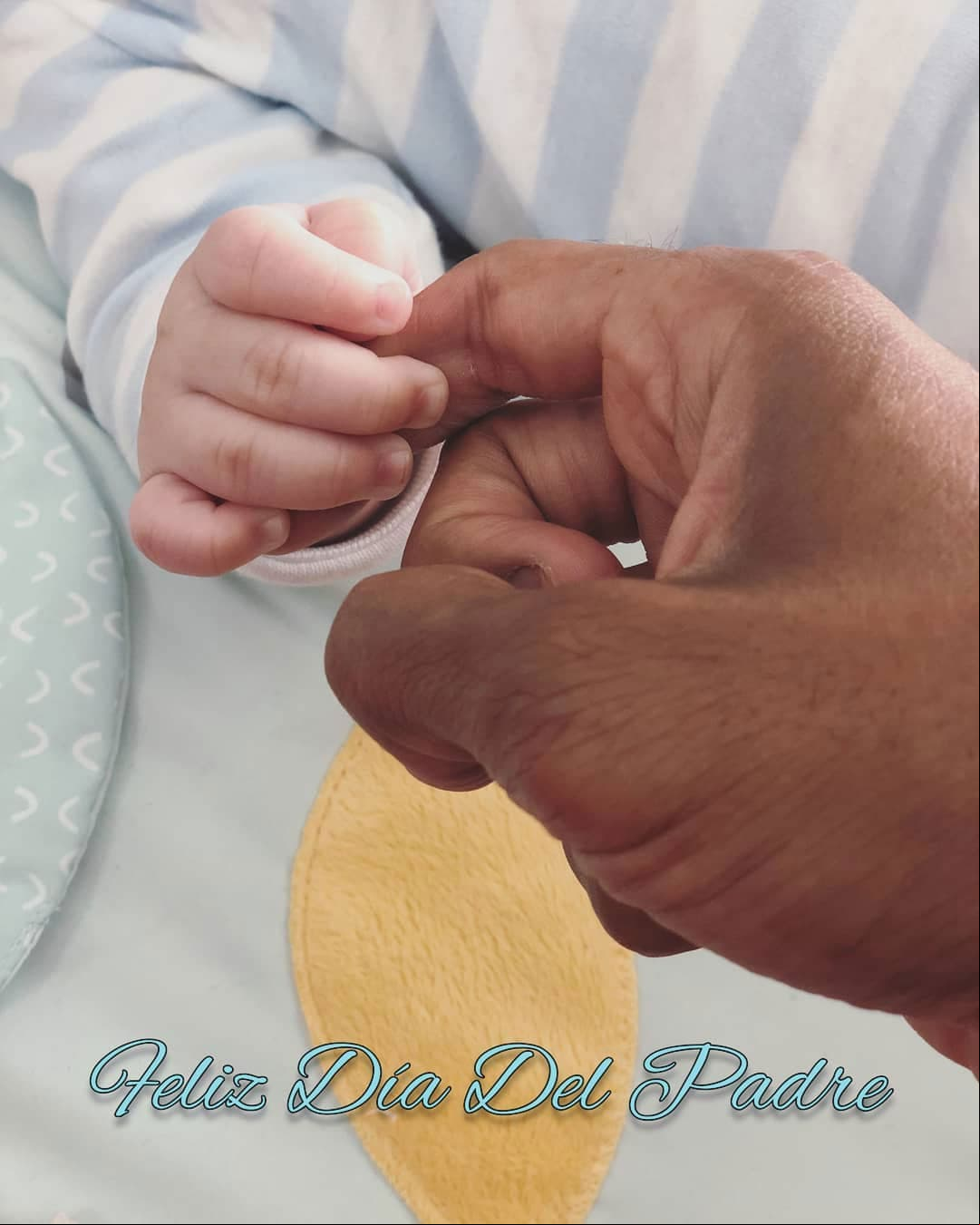 Romeo Santos compartió una fotografía que sorprendió a sus iradores, ya que aparece sosteniendo la mano de su bebé, revelando así su nombre. “Baby Valentino y yo les deseamos un feliz Día del padre”, aseguró el 'Rey de la bachata'.