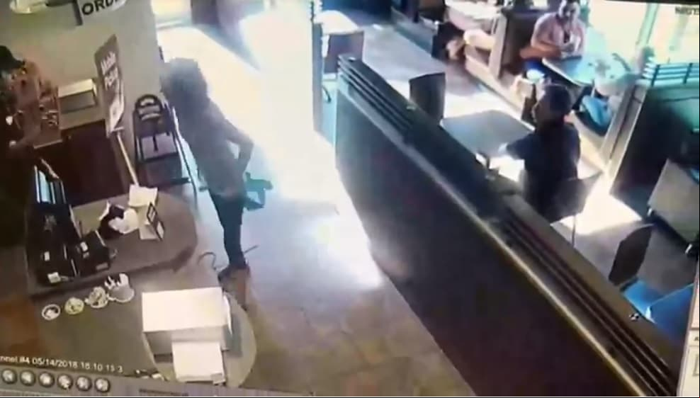 Esta mujer ‘se hizo del 2’ en una cafetería y lanzó el ‘regalito’ a un empleado