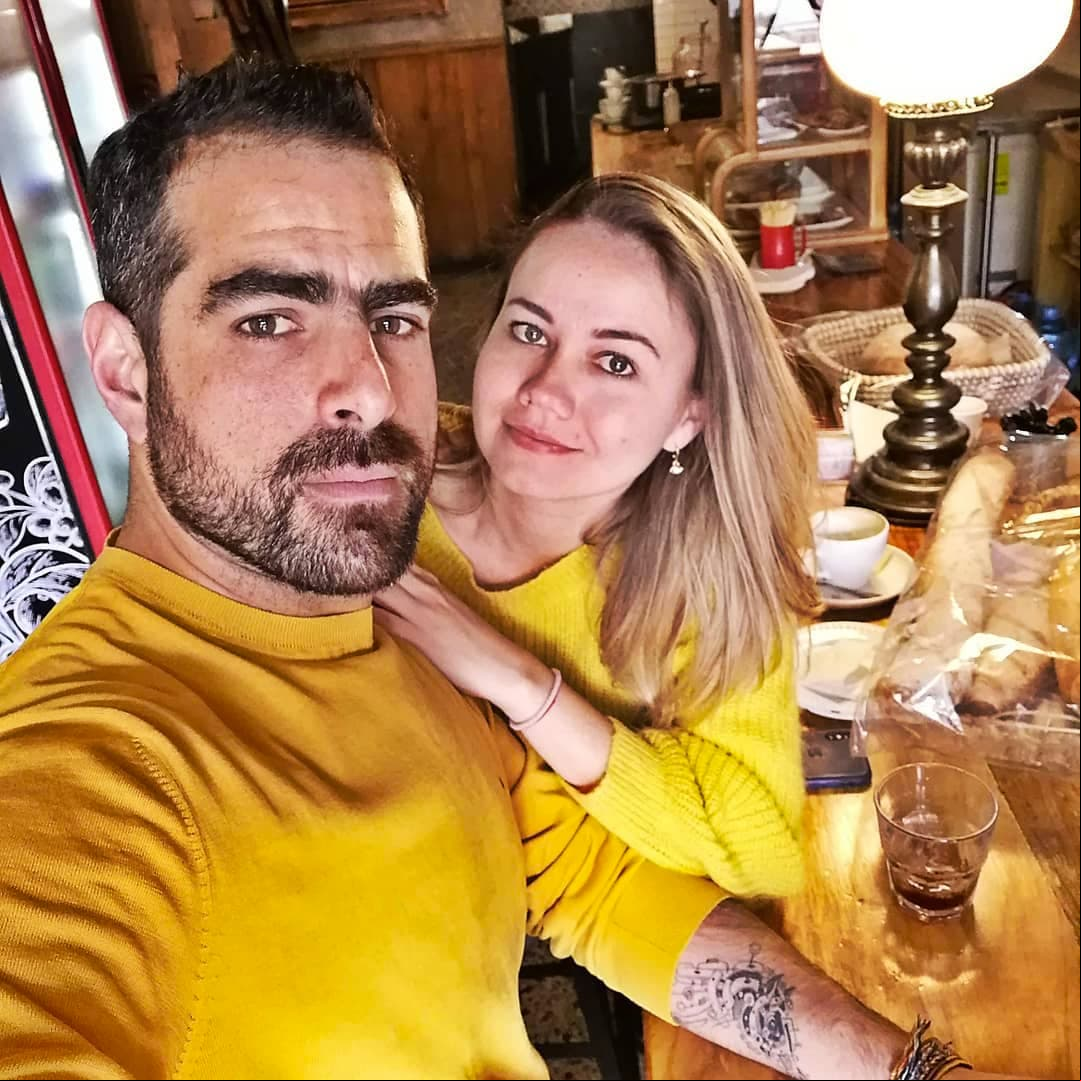 Gracias a su cuenta de Instagram se sabe que Rodrigo es fan del motociclismo y tiene una novia llamada Denise Thuss, con quien comparte románticos momentos en las redes sociales.