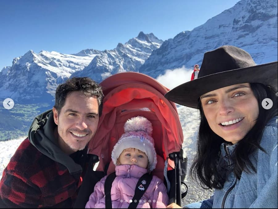 El 28 de mayo de 2016, Aislinn se casó con Mauricio Ochmann en Tepoztlán, Morelos, en presencia de sus amigos y familiares más cercanos, y en 2018 debutó como mamá de Kailani.