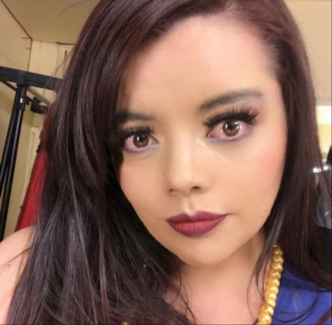 "Krisna, mexicana, esposa y mamá, actriz, repostera, mini empresaria y lo que salga, amante de la vida y amante de la comida", así es como la joven se describe en su perfil oficial de Instagram.