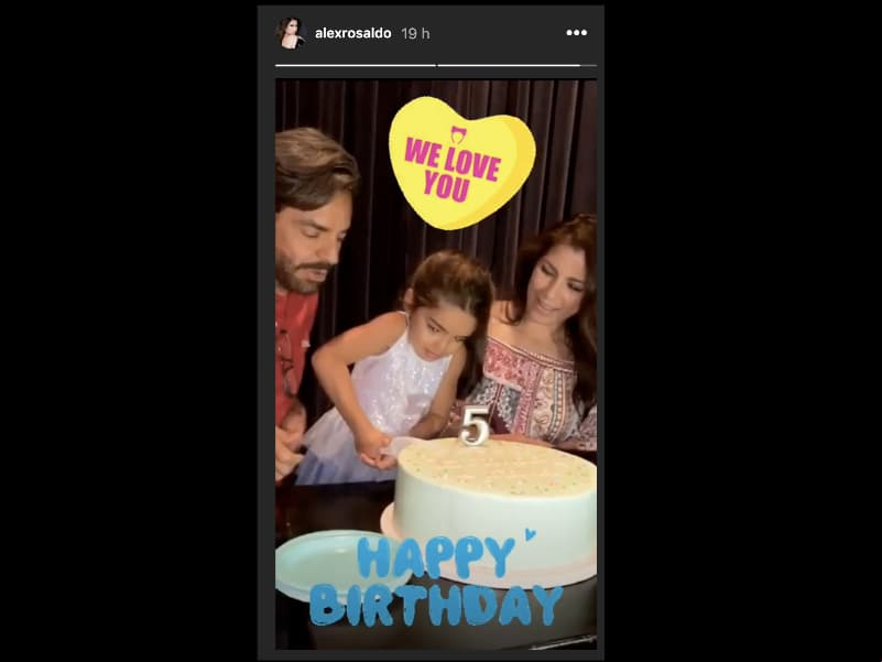 “Te amamos”, indicó la intérprete en una foto en la que se le ve a Aitana cortar su enorme pastel.