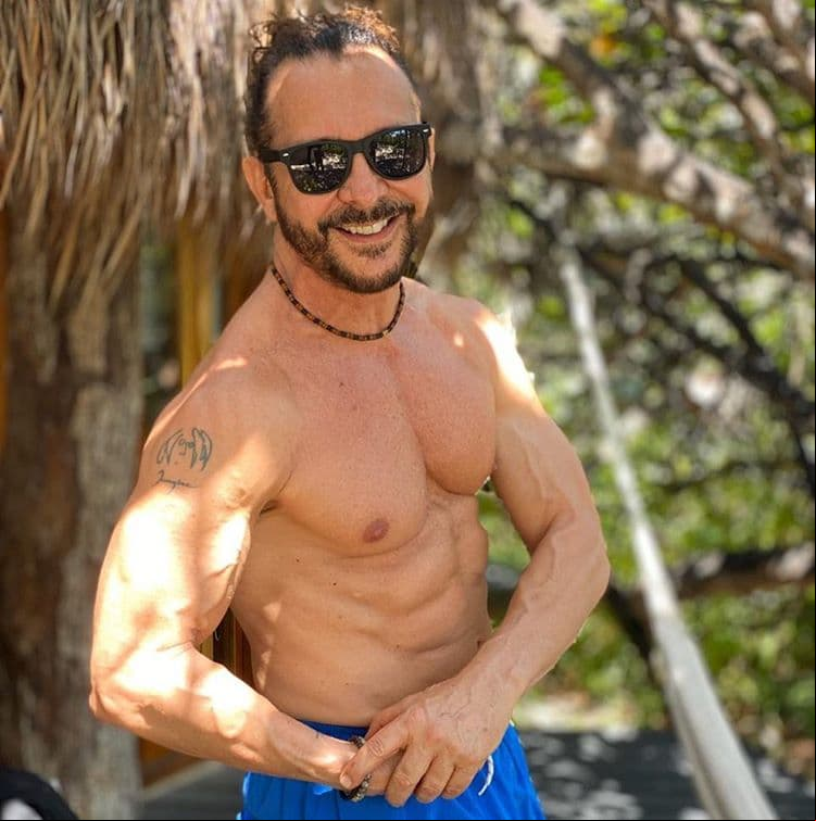 Por su parte, en 2013, el actor y comediante Óscar Burgos confirmó su separación y divorcio de Karla Panini. “Nuestros caminos van a ir por caminos diferentes (…) se nos salió de las manos, hubo un momento en el que ya no nos veíamos, ya no nos vemos”, dijo.