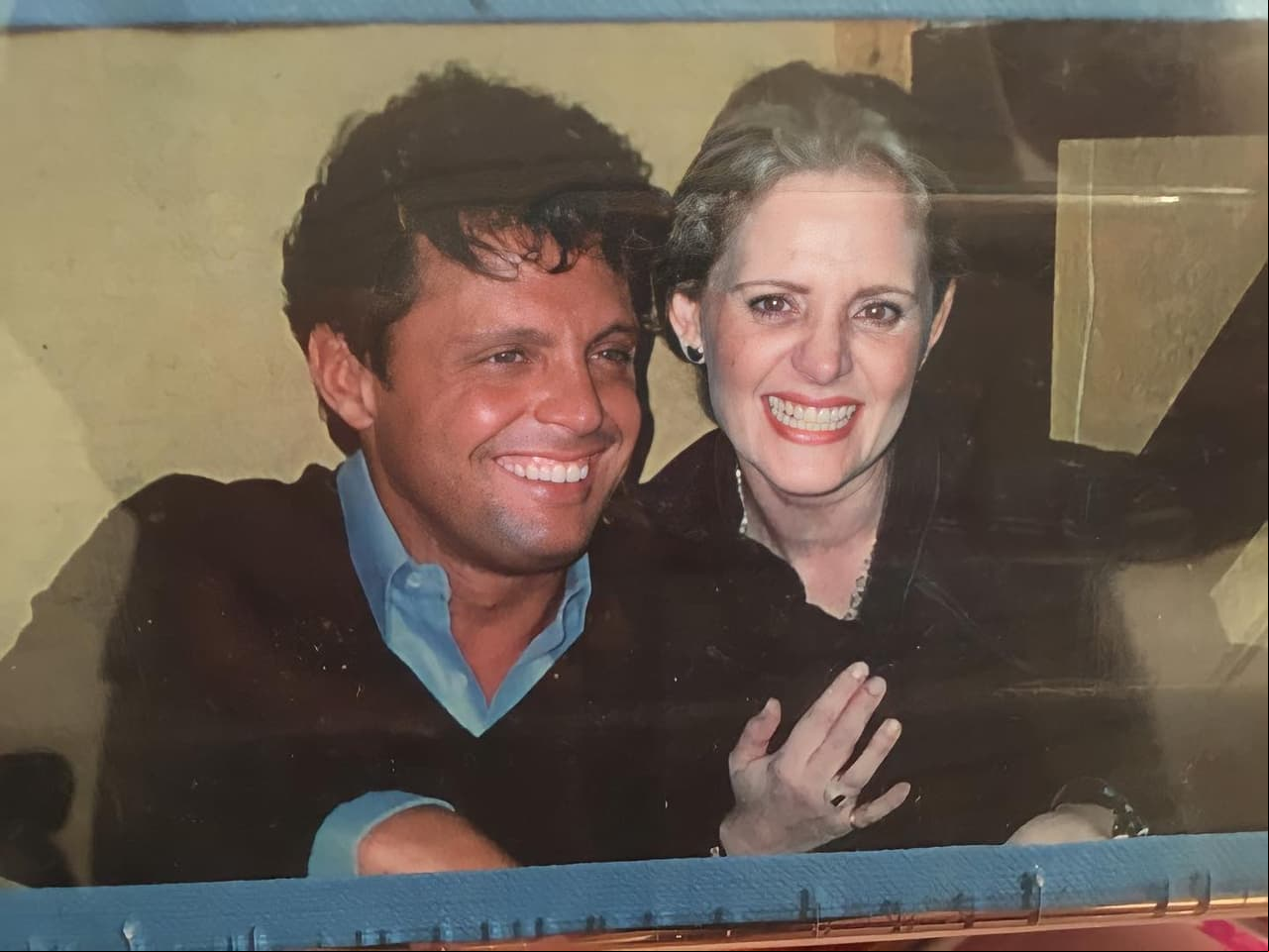 Erika Buenfil compartió una fotografía con Luis Miguel en abril de 2022.