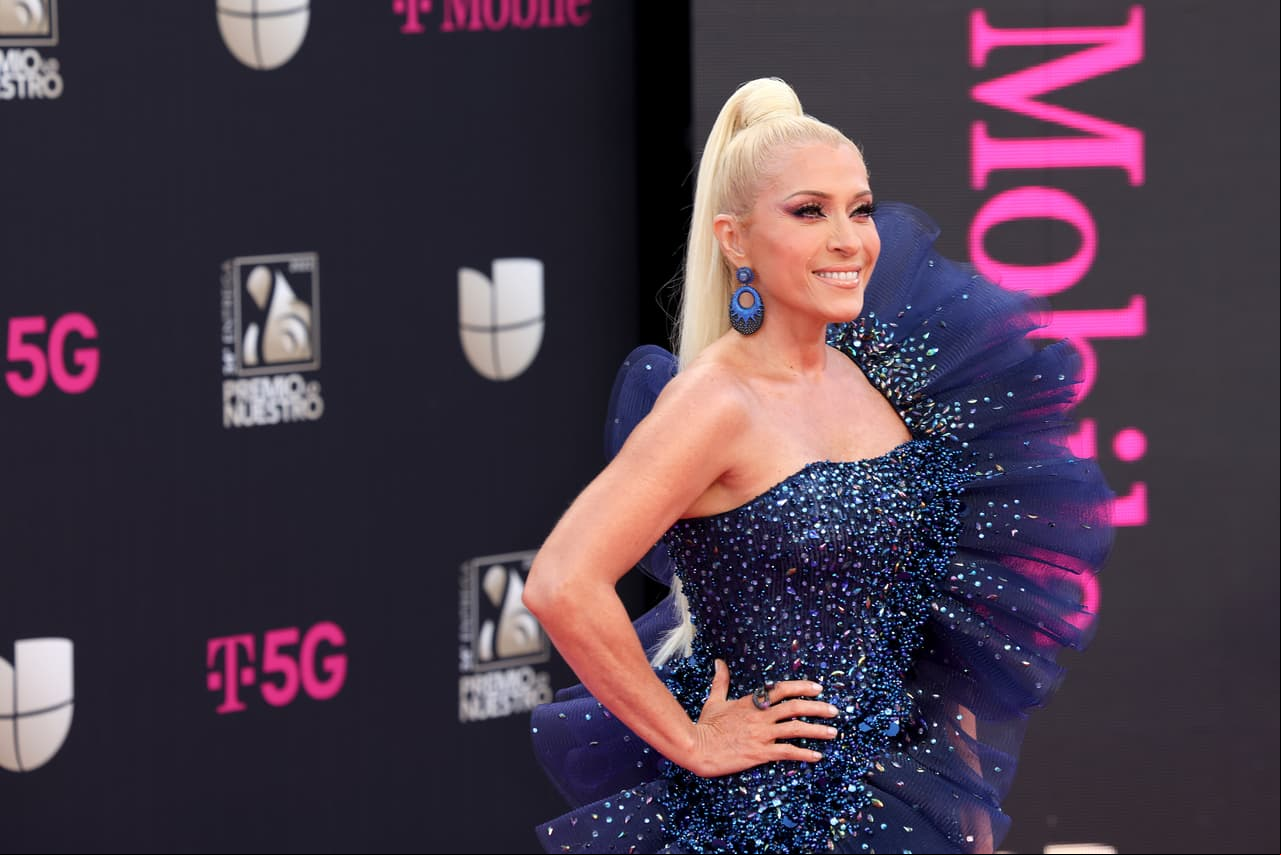 Yuri: La cantante derrochó glamour con este increíble vestido azul marino de un hombro, con brillante pedrería y olanes cayendo, de forma cruzada, desde su hombro izquierdo hasta la cintura. El vestido, según publicó la intérprete de 'La Maldita Primavera', es de la diseñadora Giannina Azar.