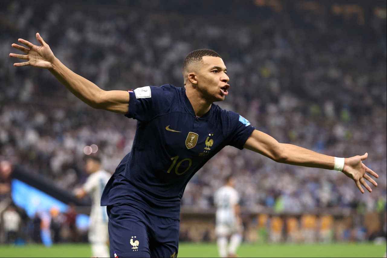 Kylian Mbappe festeja uno de sus tres goles en la Final de la Copa del Mundo
