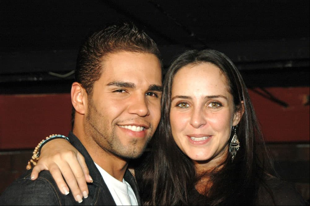 IRÁN CASTILLO Y EMIR PABÓN: El exitoso programa dominical de Televisa, Bailando por la boda de mis sueños (2006), sirvió para que ambos se conocieran y no solo sacaran chispas en la pista sino en su corazón, al entablar un romance que solo duró cinco meses. El vocalista del grupo tropical Cañarreal confesó que la actriz terminó con la relación para “solucionar sus problemas personales”, trasladando ese fuerte cariño que se tenían a una buena amistad.