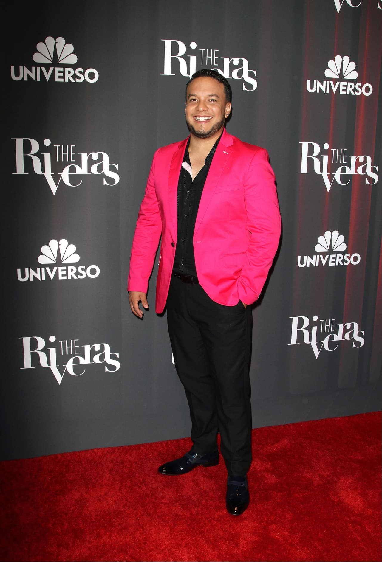 Mientras que Lorenzo Méndez, quien acaba de lanzar el tema ‘Sinceramente tu marido’, optó por un look negro que resaltó con un saco rosa.