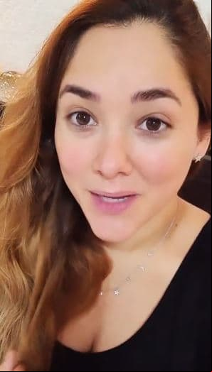 Justo a un mes de darle la bienvenida a su primogénito, la estrella de televisión, de 34 años, compartió con sus seguidores en Instagram que las ojeras cada vez son más evidentes. "¡Madre santa!, cada vez que me veo aquí tengo más ojeras y estoy más demacrada pero también más contenta, así que no pasa nada".
