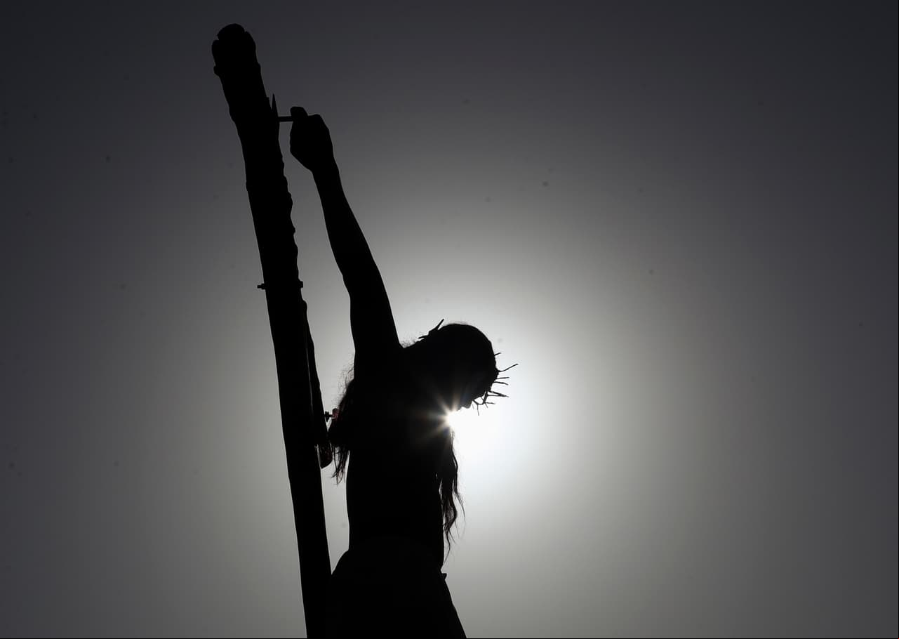 Un cristiano representa la crucifixión de Jesucristo para conmemorar el Viernes Santo, en Hyderabad, India, el 2 de abril de 2021. (AP Foto/Mahesh Kumar A.)