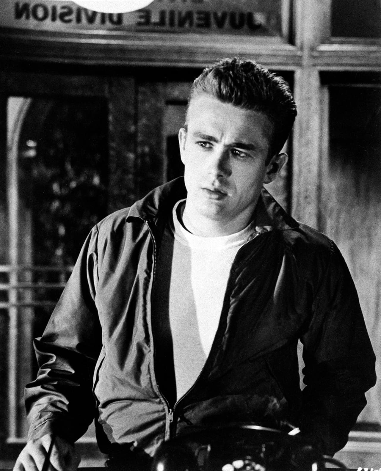James Dean conducía su Porsche 550 Spyder cuando se impactó de frente contra otro vehículo y debido a la gran velocidad que llevaba, falleció el 30 de septiembre de 1955.