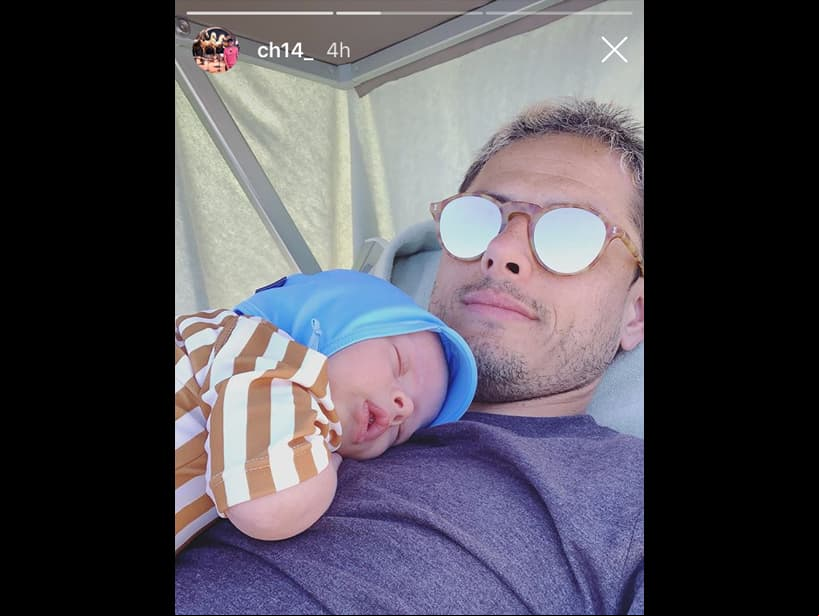 El futbolista mexicano compartió un tierno momento con Noah.