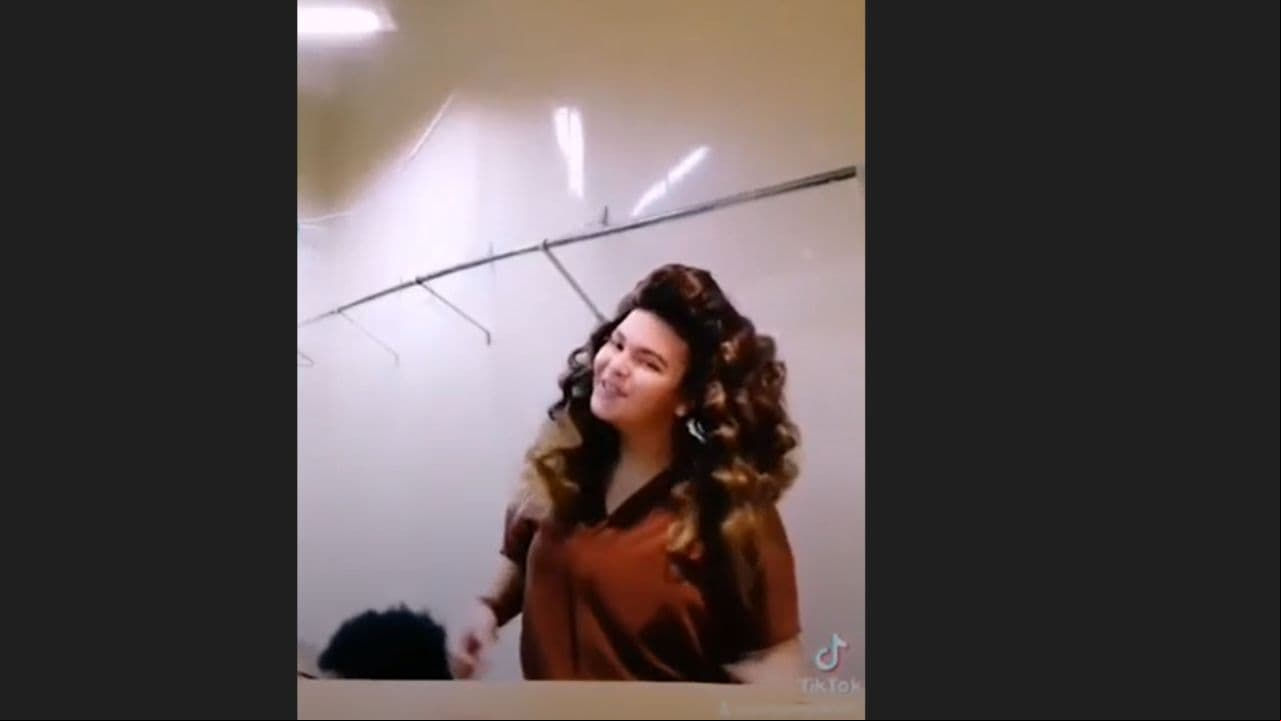 Lucerito Mijares con cabello largo y castaño