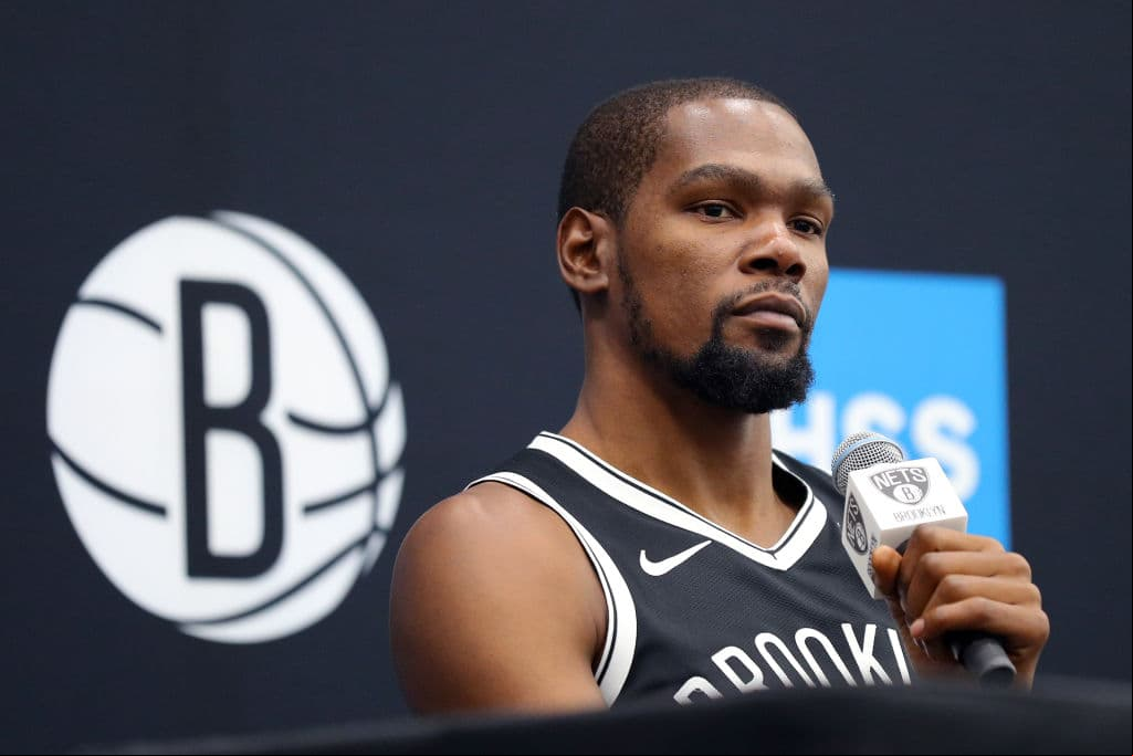 “Mi primer nombre es Kevin, con una K y mi apellido es Durant, con una D”, dijo Durant con cara de piedra.