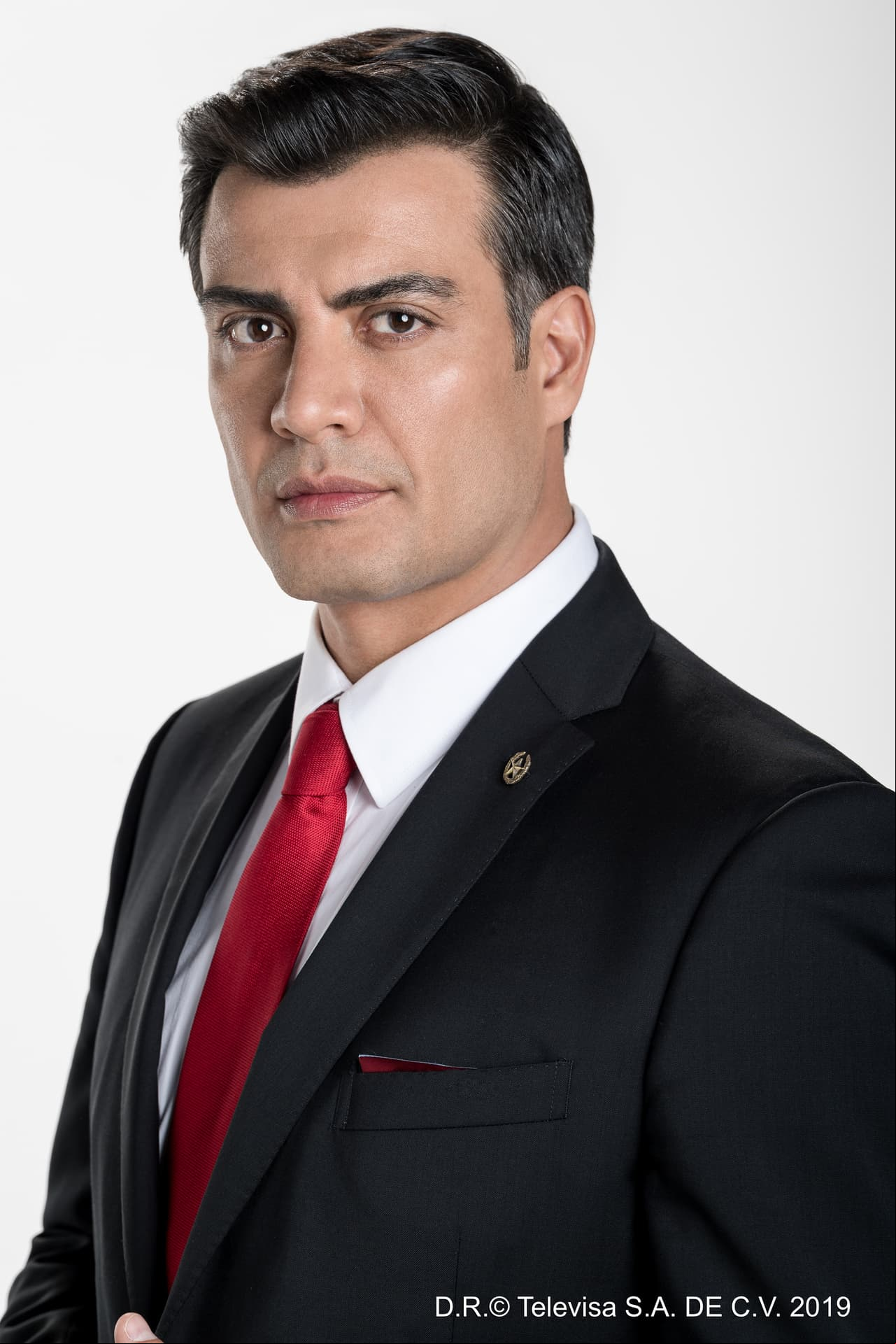 "Carlos" (Andrés Palacios) es el presidente de México. Es padre de "Emilio" y de "Lisette" y está casado con "Paola Miranda". Es idealista, soñador y desde joven se interesó por el mundo de la política. La excesiva dedicación de "Carlos" al trabajo provocó que se alejara de las reuniones a las que su esposa asistía y, poco a poco, ser un fantasma para el resto de su familia.