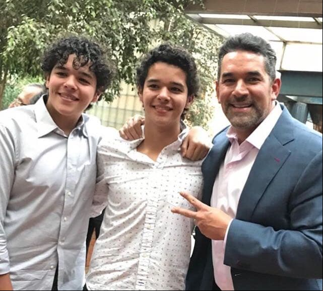 José Eduardo y Roberto Santamarina, los gemelos que tuvo el actor Eduardo Santamarina con Itatí Cantoral, no solo heredaron los rasgos faciales de su padre, también la altura.