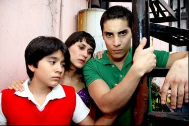 Fue en 2011 cuando Álex Perea también comenzó a tener apariciones en ‘Como dice el dicho’ en episodios como: “Dios tarda, pero no olvida”, “El que a hierro mata a hierro muere”, “Contigo la milpa es rancho y el atole champurrado”, entre otros.
