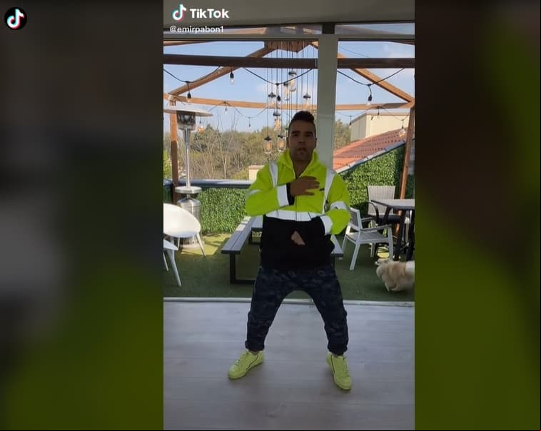 El jardín ha sido uno de los lugares que más han expuesto Emir Pabón y Stefanía de Aranda, quienes gracias a sus bailes en TikTok presumieron que dicho espacio cuenta con un calentador para exteriores y dos comedores.