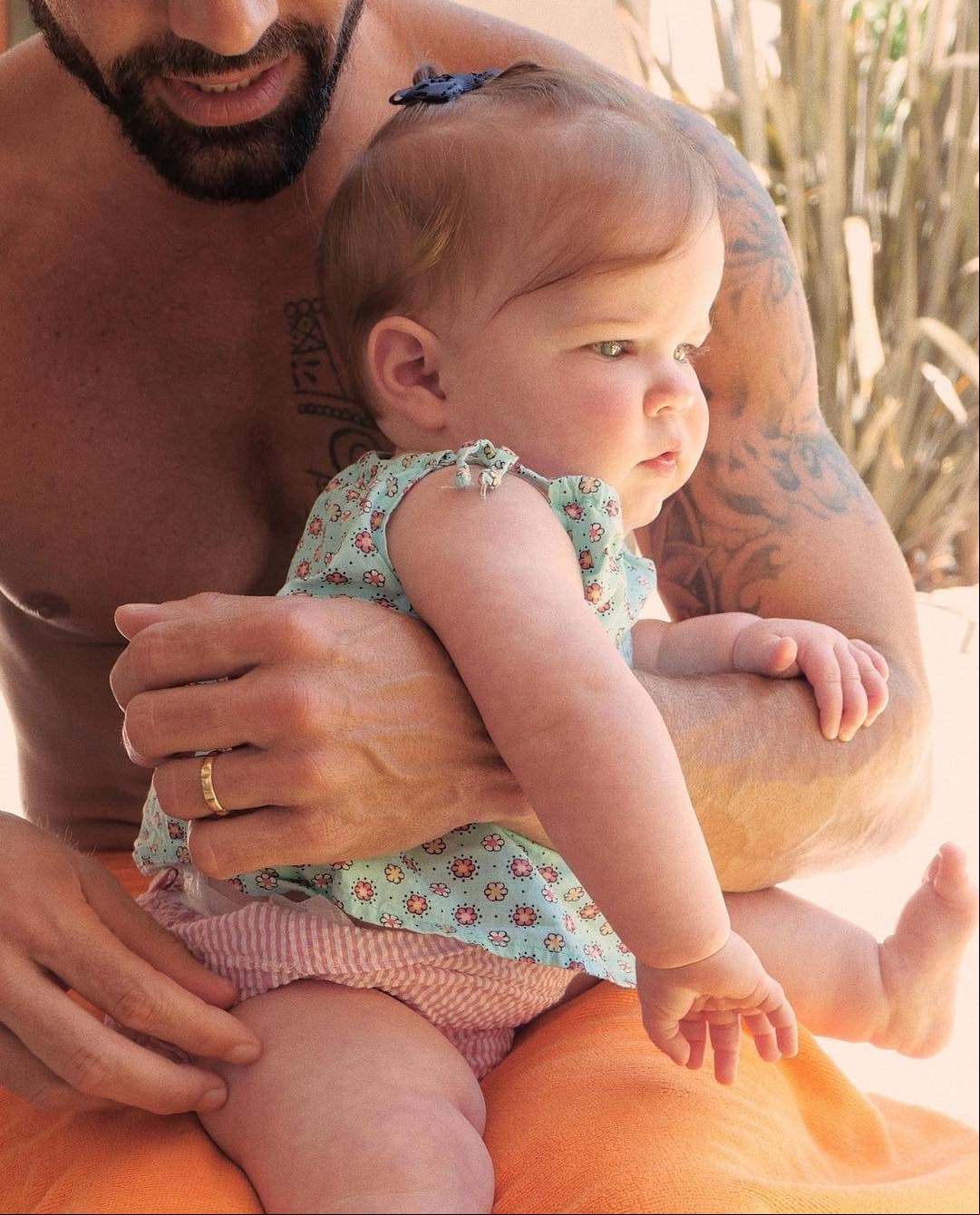 Fue hasta el 8 de agosto de ese año que el cantante puertorriqueño mostró por primera vez el rostro de su hija. “La luz de mis ojos”, fue el texto que eligió para acompañar la publicación de la pequeña posando en los brazos de su padre.