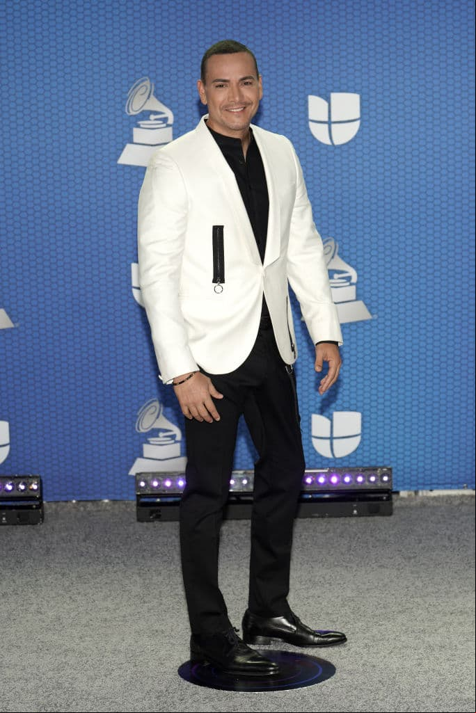 Víctor Manuelle, que reemplazó a Carlos Rivera en la conducción del evento, llegó de negro con un saco blanco.