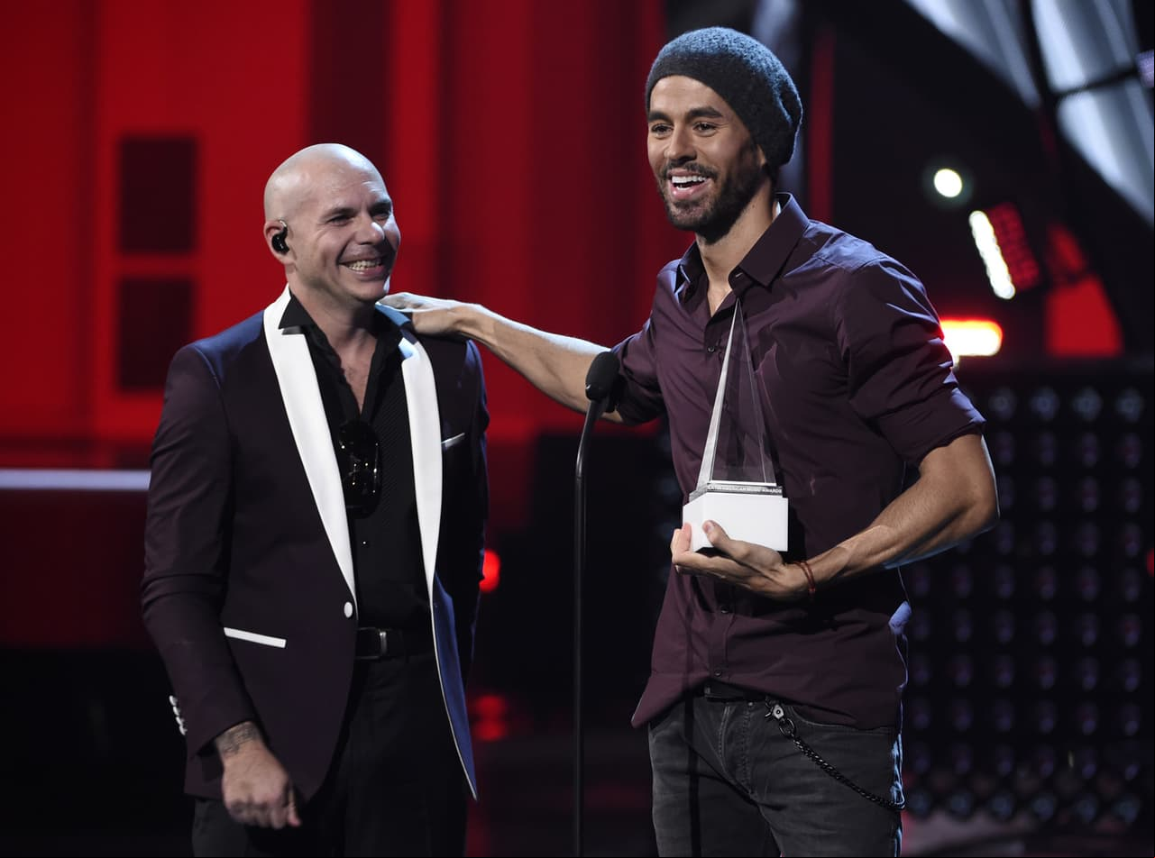Enrique Iglesias y Pitbull en los Latin American Music Awards en 2017