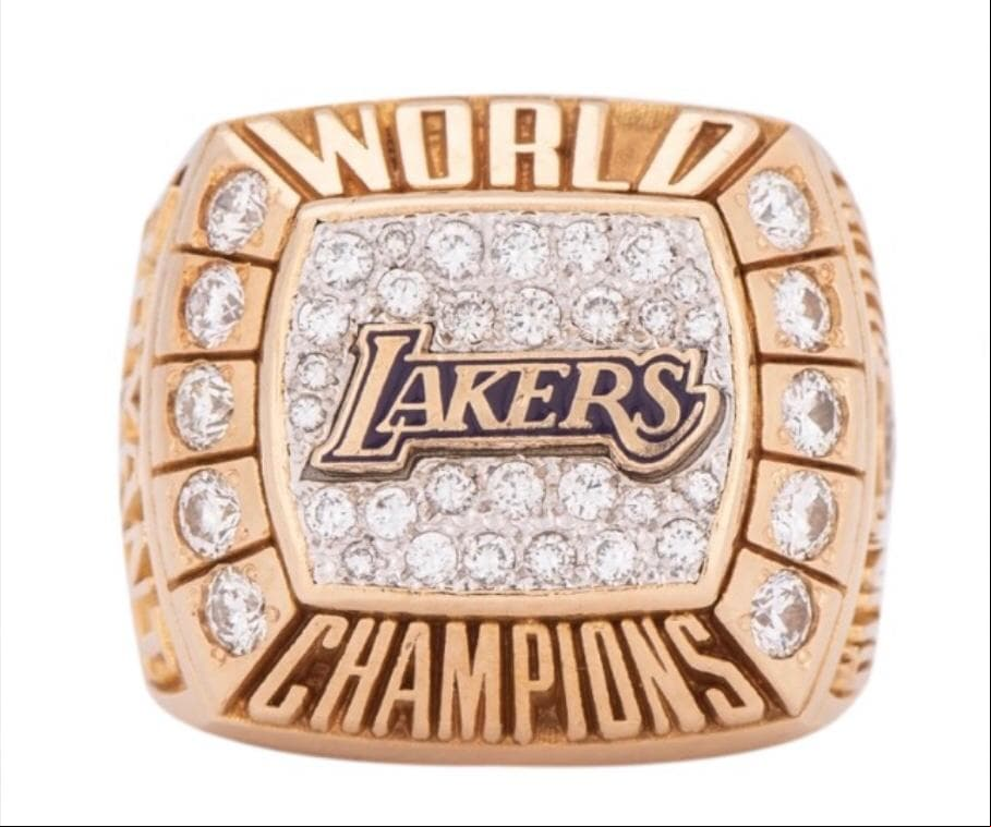 El anillo de campeonato de Los Angeles Lakers de 2000 que Kobe Bryant regaló a su padre Joe, está disponible en una subasta que arrancará en los $40 mil dólares.