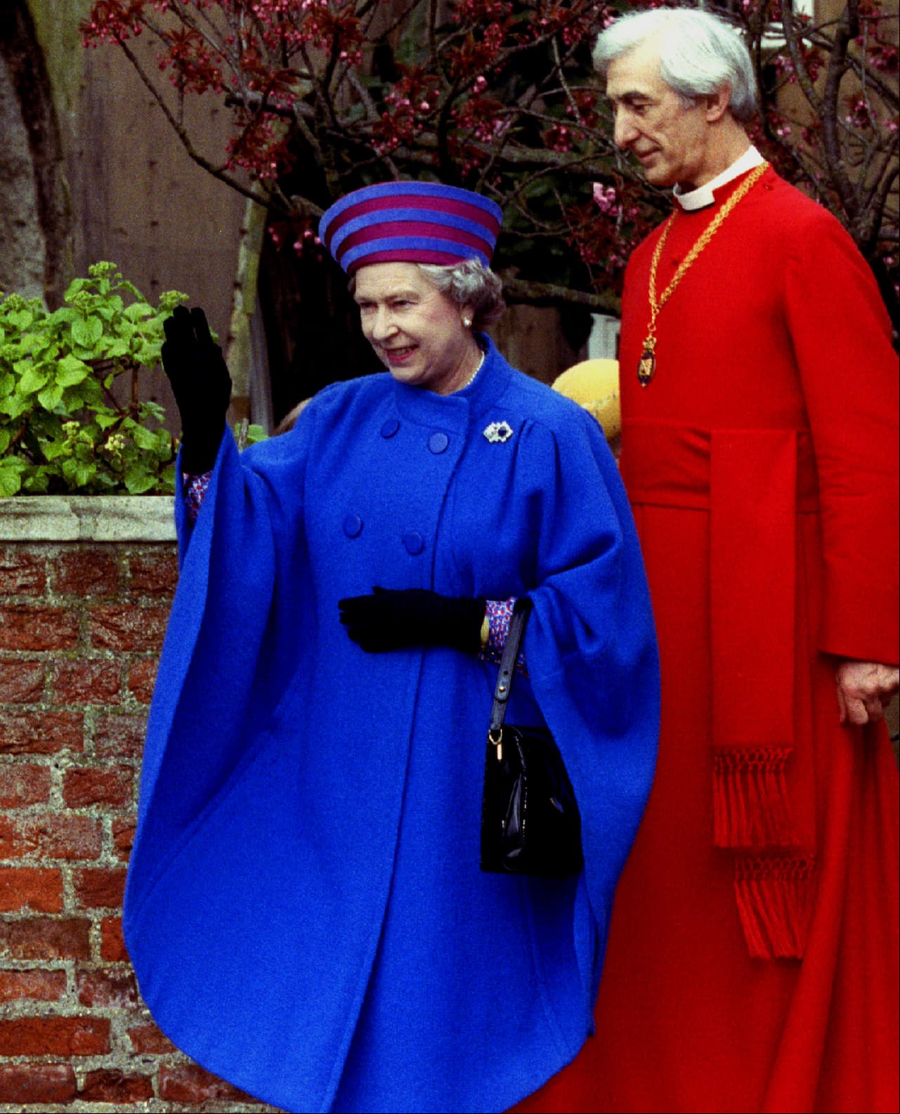 La Reina optó por un look azul rey (un color que en la vestimenta denota tranquilidad, confianza y lealtad) acompañado de una bolsa y guantes negros, así como de un exótico sombrero para acudir a la Iglesia de Windsor, en abril de 1993.