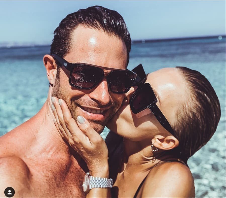 “Vida de mi amor @sebastianrulli, son 5 años de tantos buenos recuerdos, 5 años en los que he vivido los momentos más plenos de mi vida, construyendo la mejor versión de mi misma a tu lado y apoyando tus sueños y viendo realizarte como hombre es lo que me hace más feliz, este amor crece cada día, beso a beso.Gracias por hacerme sentir tan bonito, por la paz que me regalas. Te amo profundamente cada día mejor”, precisó Angelique.