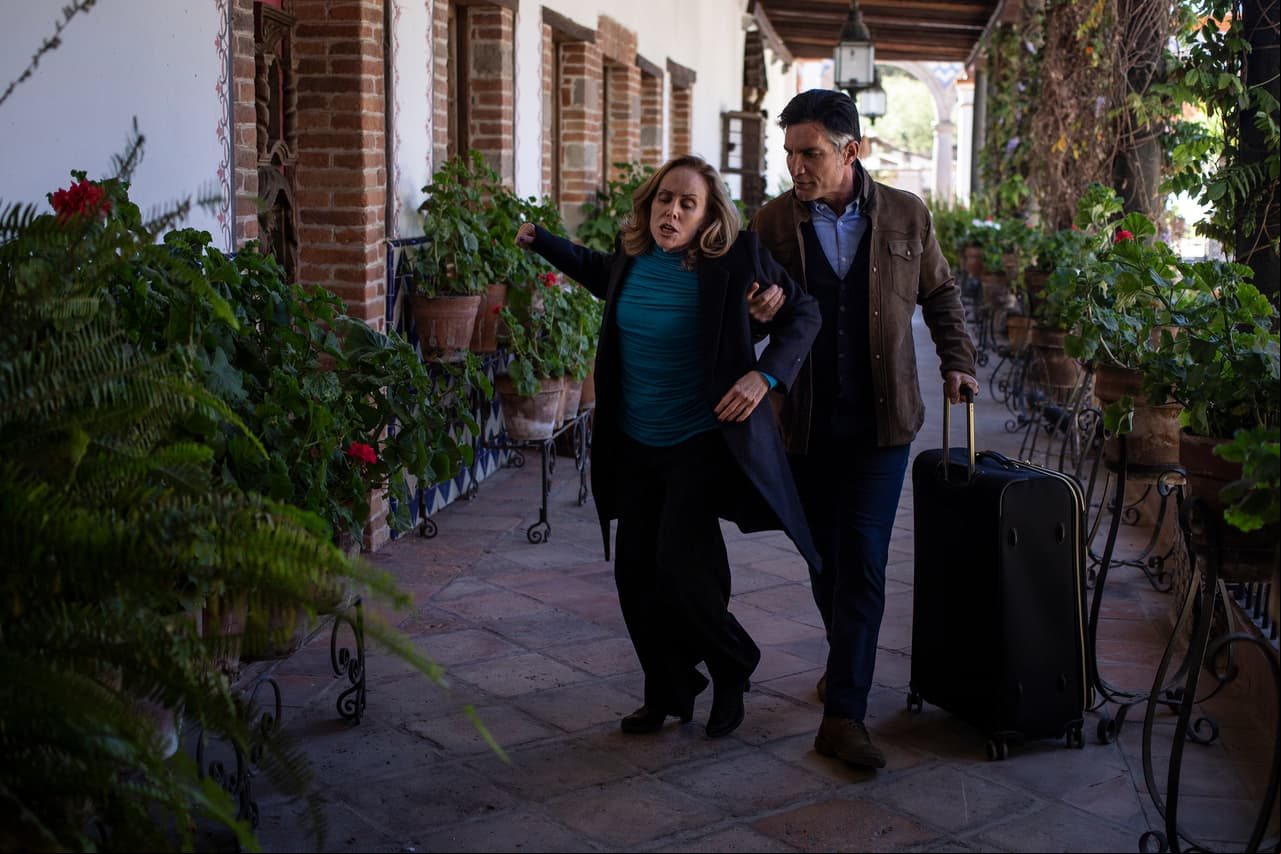 En "Quererlo Todo", 'Leonel' está decidido a llevar a 'Minerva' a un centro de rehabilitación tras encontrarla bebiendo perfume en su desesperación.