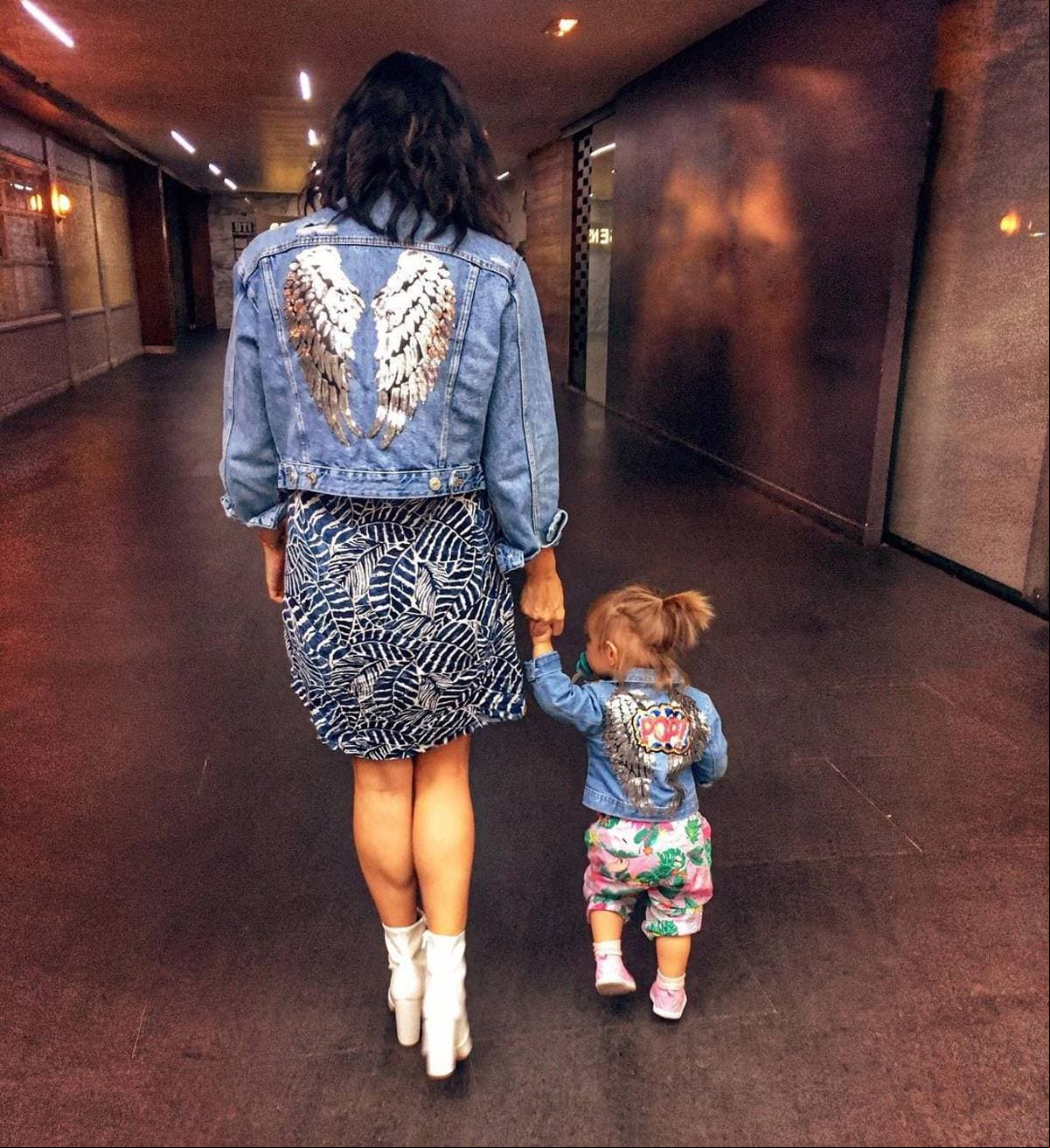 Ya con un año de edad, la hija de Eugenio Derbez volvió a posar con la pequeña, pero esta vez, cautivó por lucir un outfit similar a la de su bebé, quien apenas comenzaba a caminar.