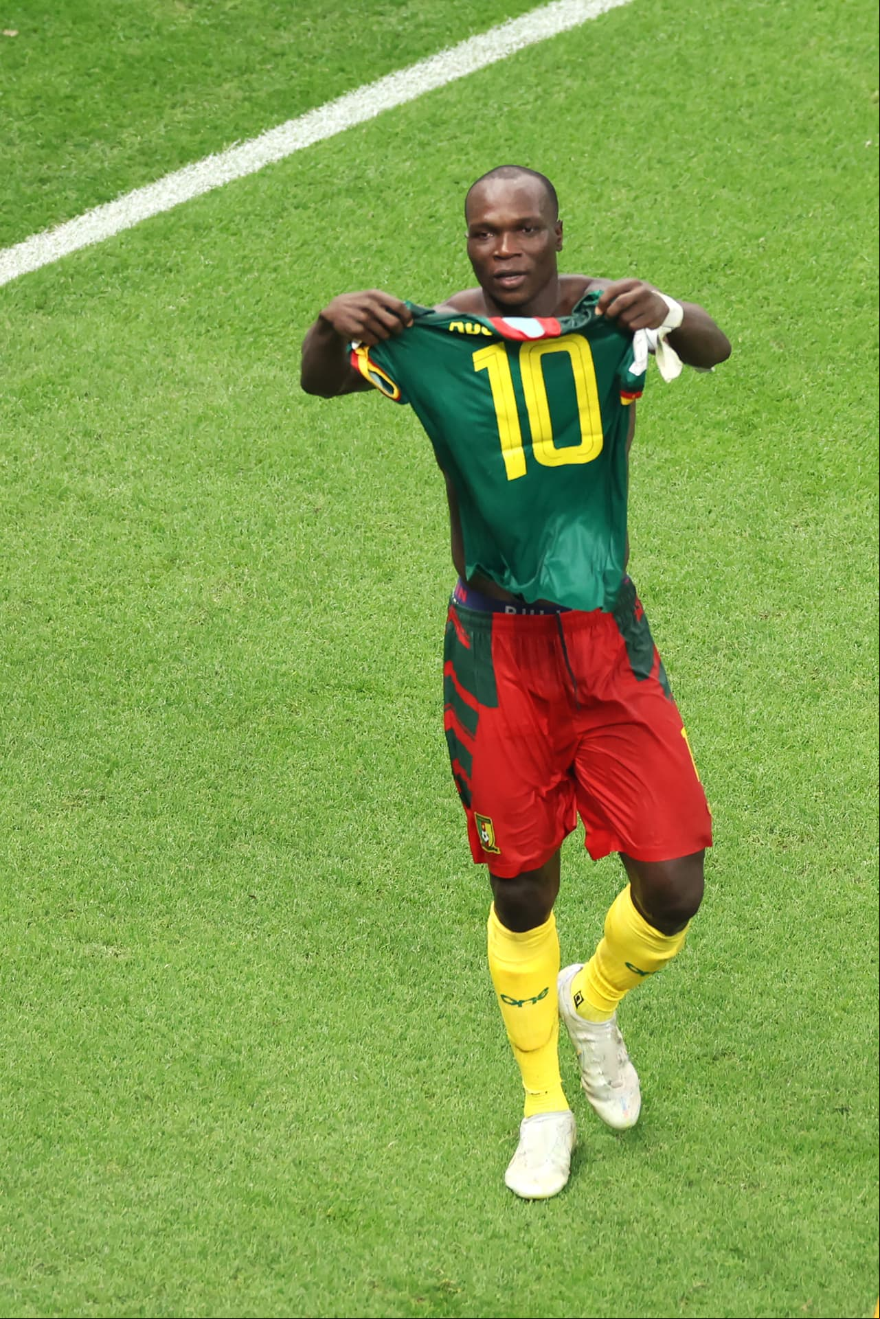 Aboubakar festejó quitándose la playera, pero olvidó que ya estaba amonestado.