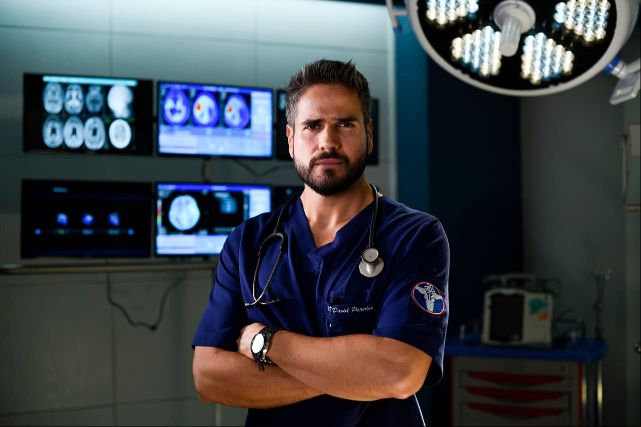 Daniel Arenas es 'David Paredes’, médico cirujano rebelde y muy arriesgado. Se apega poco a los protocolos, pero es muy responsable con la vida de sus pacientes.