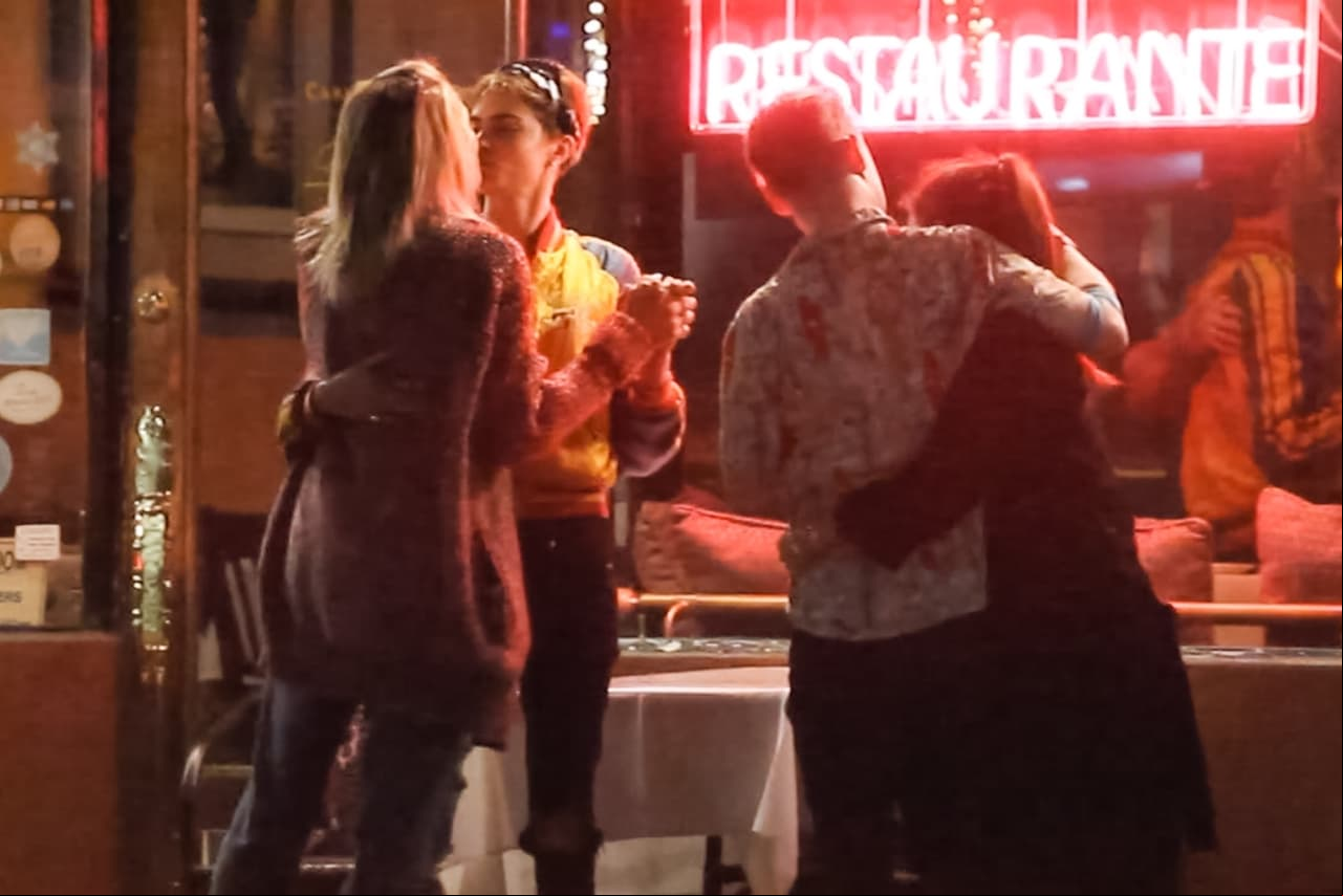 Las jóvenes se encontraban cenando en un exclusivo restaurante de Hollywood.