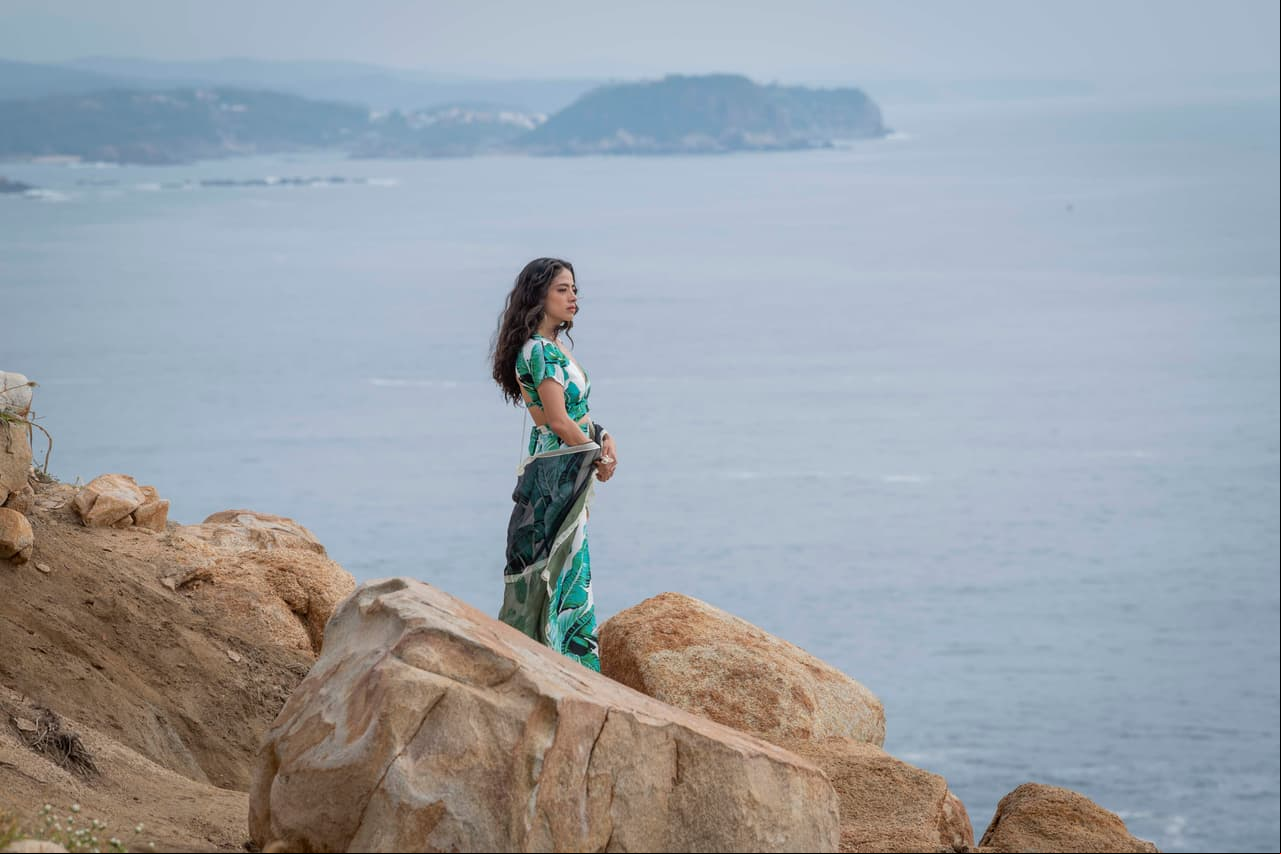 En "Te Acuerdas de Mí", 'Vera' llega a Huatulco acompañada de su hijo 'Nico'. En un momento del día, 'Vera' disfruta de la brisa del mar.
