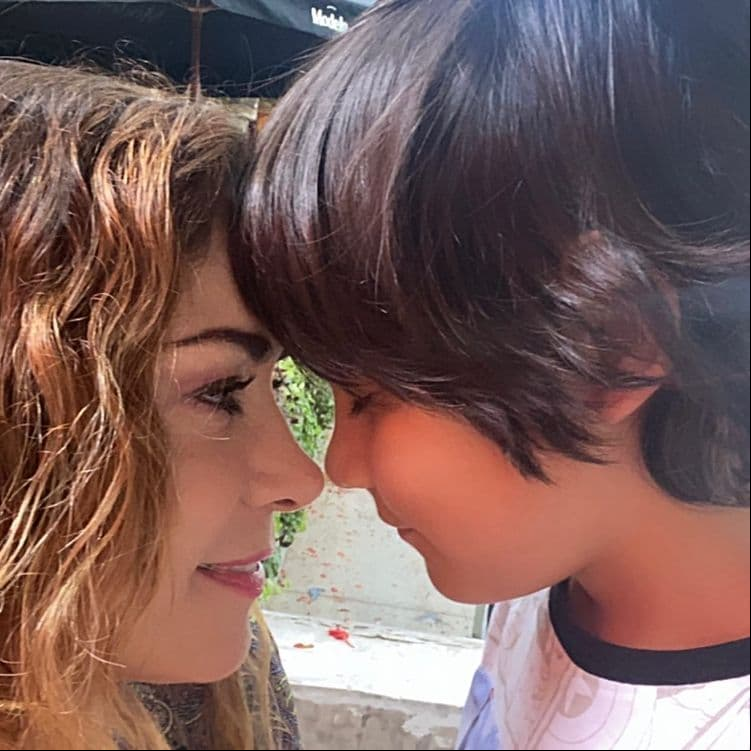 La pareja tiene un hijo de nombre Nicolás y con quien Anette comparte emotivas fotos en sus redes sociales.