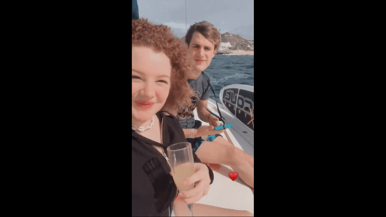 Tanto en TikTok como en Instagram, la pareja dejó ver su lujoso paseo en yate, durante el cual brindaron con champagne y visitaron el famoso Arco de Los Cabos.