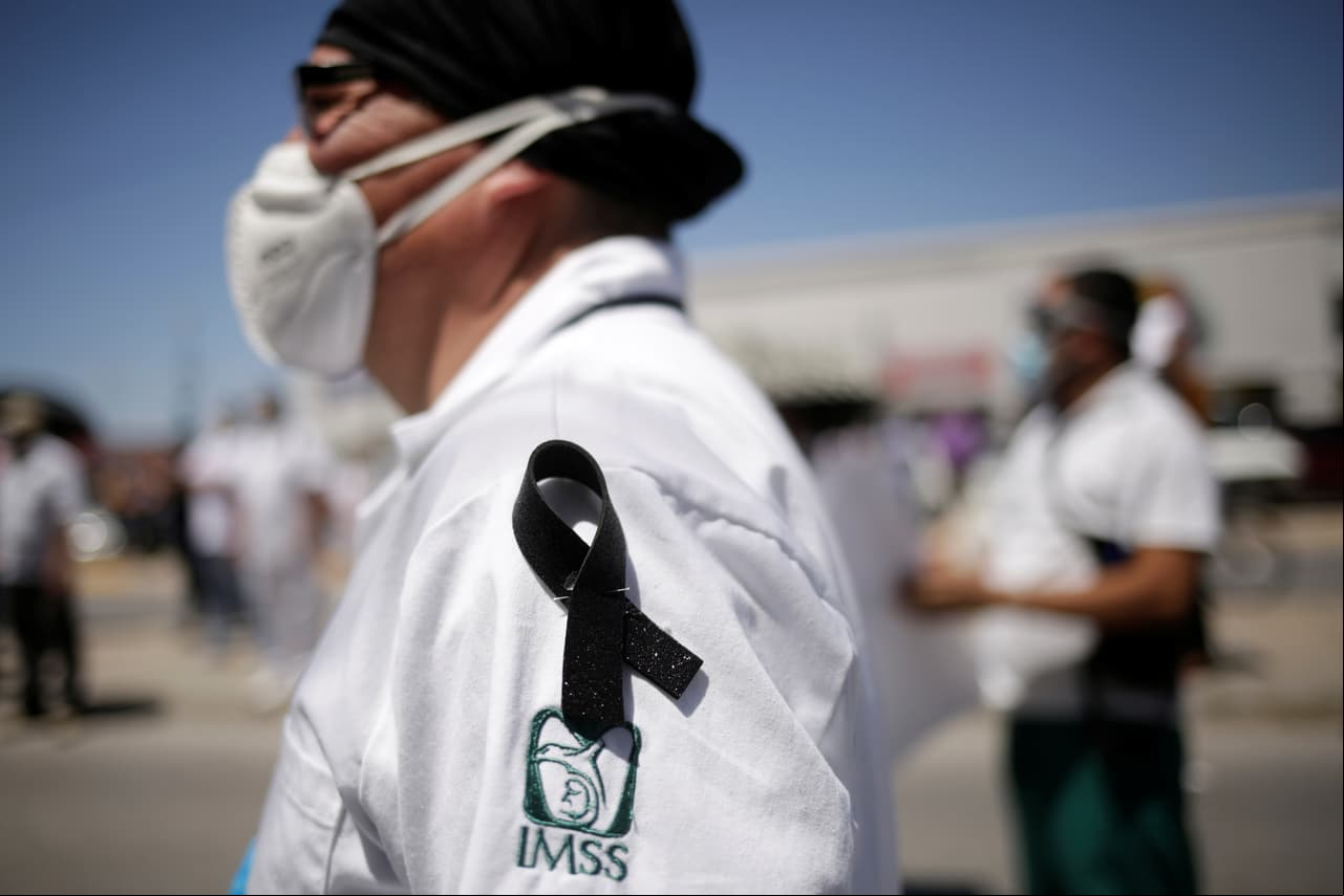 Gracias a todo el personal médico que no solamente ve por la salud, sino que se han convertido en mensajeros de amor. Un promedio de 50 personas arriban al Hospital de Infectología de la Raza del Seguro Social (IMSS) para llevar insumos a sus familiares internados y, con ellos, entregan cartas a los médicos para que, a su vez, se las den a los pacientes y sepan que desde afuera los están esperando, revela AFP.