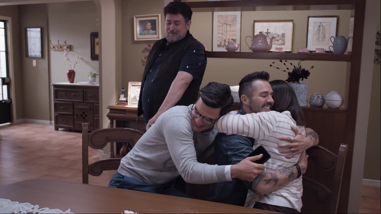 Hasta Pedro, al enterarse de la gran noticia, se lo comparte a Esther, a Samuel y a Domingo, quienes se llenan de alegría y todos lloran de emoción.