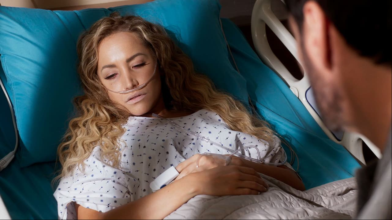 Jeanine le revela a Ángel su oscuro pasado